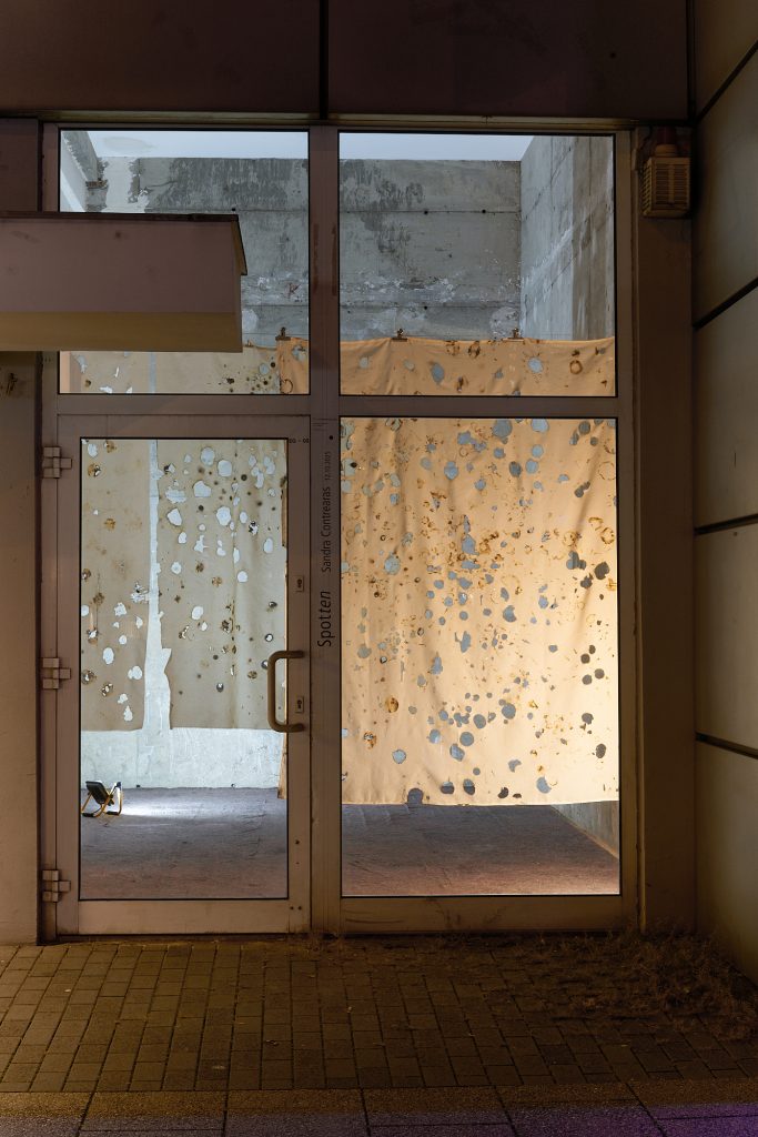 Spotten   Sandra Contreras
r17_experimental_zone
Verbrannte Konstellation II, Installation 2025
Baumwolle, 240 x 300 cm 
Foto: Anselmo Fox